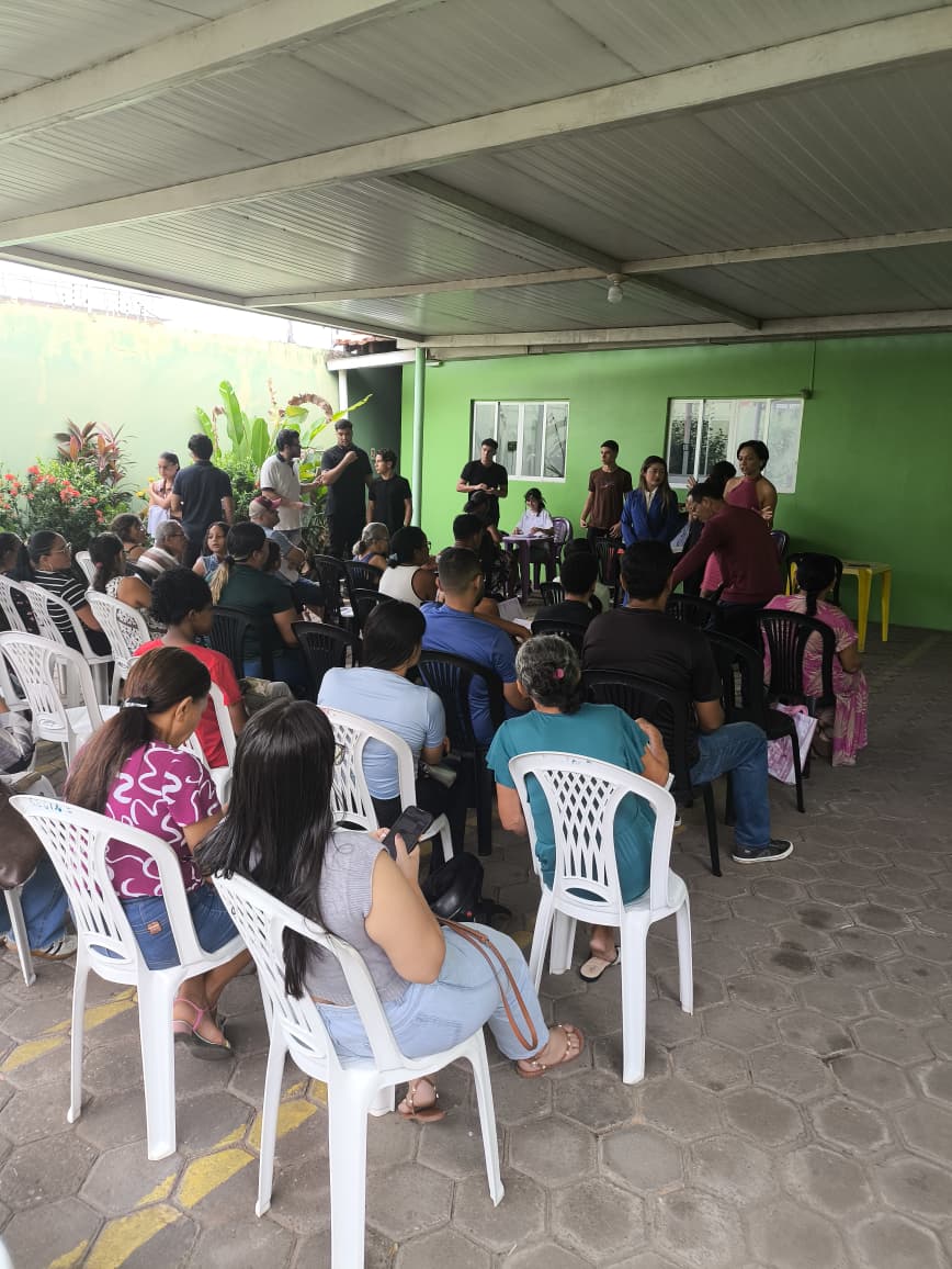 Comunidade reunida em dia de atendimento