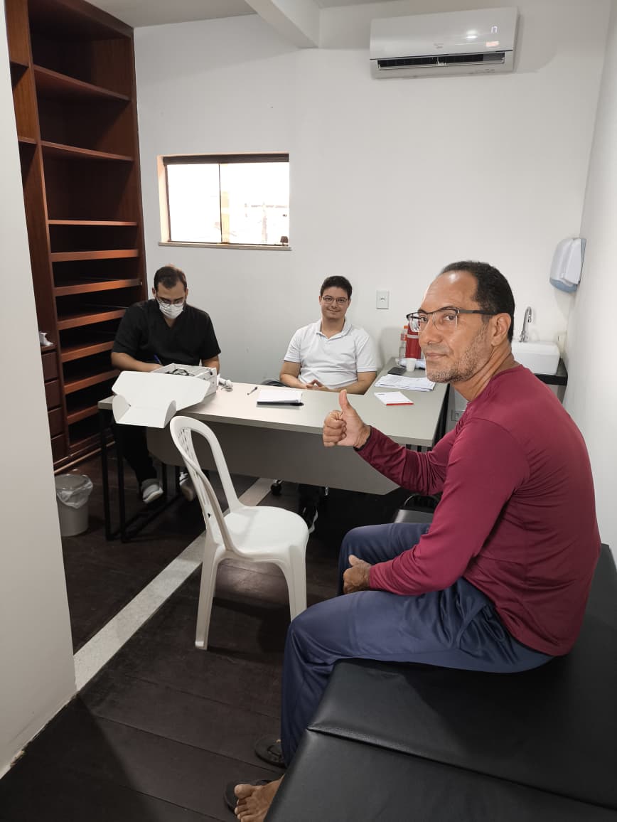 Equipe técnica em reunião clínica